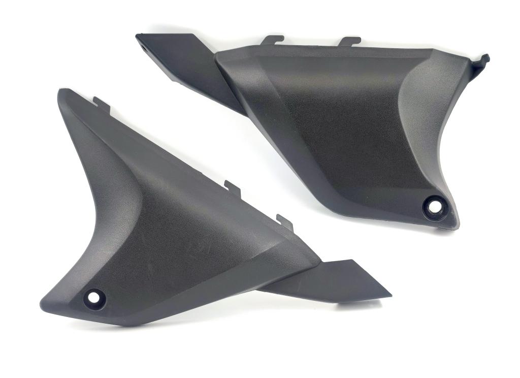 TAMPA LATERAL BIZ 100/110/125 PRETO INJETADO (COMPLEMENTO) 11/17 (REF8790001) - 14202 EMBUS
